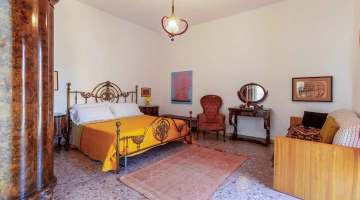 Zimmer mit Doppelbett und Sofa