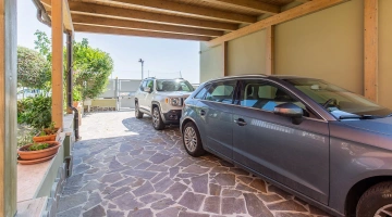 Überdachter interner Parkplatz