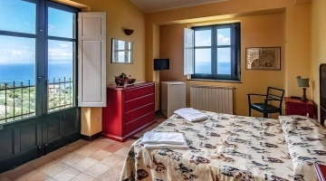 Camera con finestra e balcone