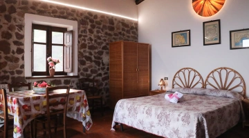 Camera con finestra e tavolo