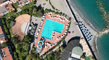 Structure avec plage privée