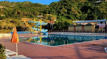 Piscine avec toboggan aquatique
