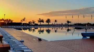 Piscine avec solarium