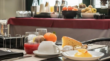 Tavolo allestito per colazione