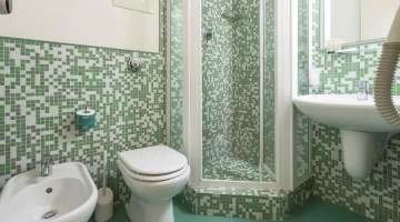 Bagno con box doccia e phon