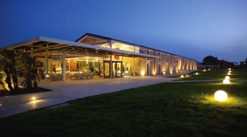 Struttura illuminata di sera