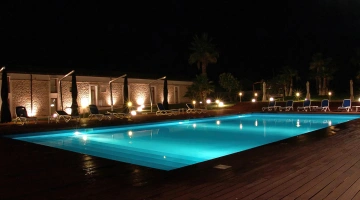 Vista notturna della piscina
