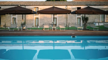 Piscina con ombrelloni e lettini