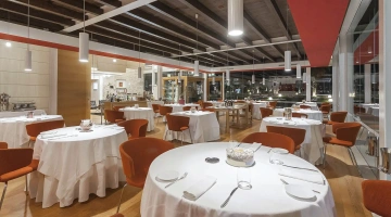Sala ristorante con tavoli apparecchiati