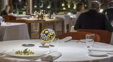 Dettaglio di tavolo apparecchiato in sala ristorante