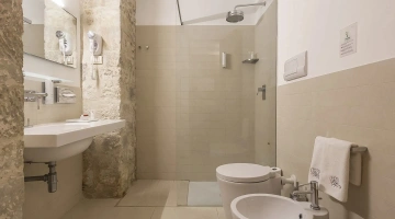 Bagno con box doccia e phon