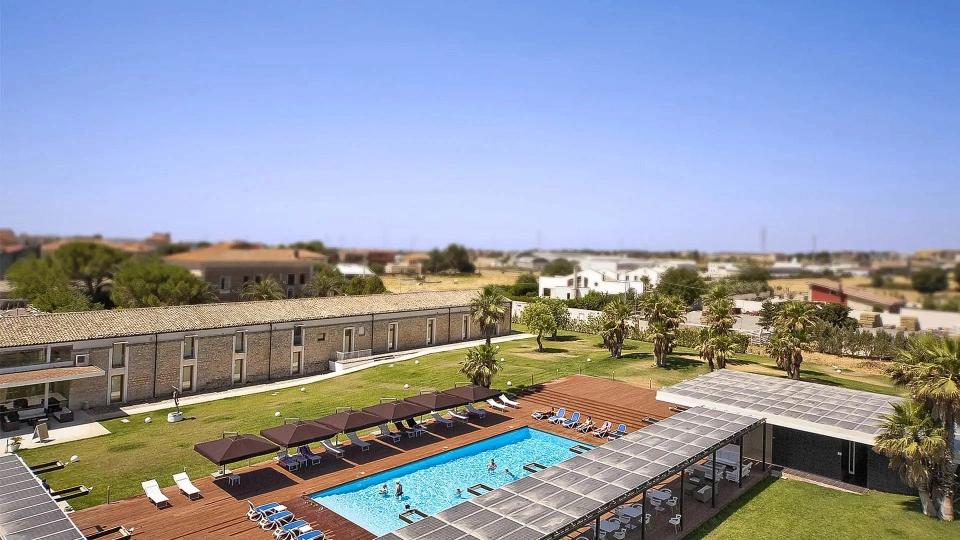 Vista aerea della struttura con piscina