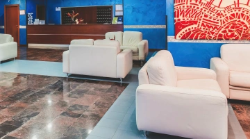 Salle commune avec canapés