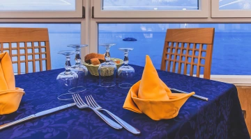 Table dressée au restaurant