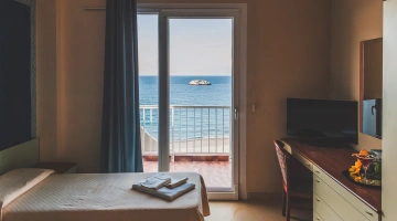 Chambre avec balcon et vue sur la mer