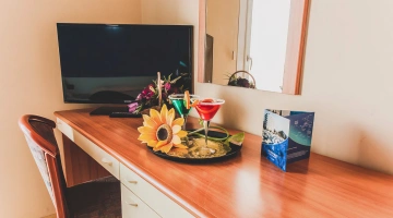 Bureau et télévision dans la chambre
