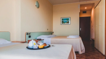 Petit-déjeuner dans une chambre triple