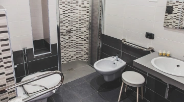 Salle de bain avec cabine de douche