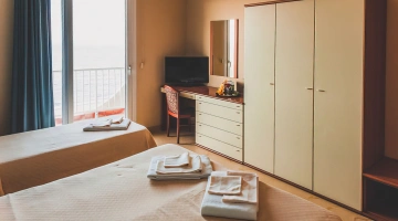 Salle familiale avec ensemble de serviettes