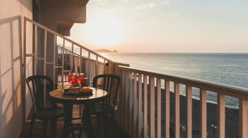 Balcon donnant sur la mer dans une chambre