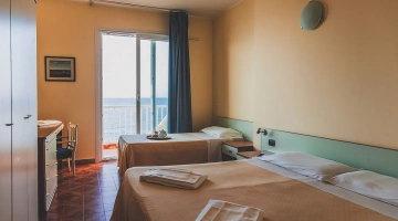 Chambre avec lit double et lit simple