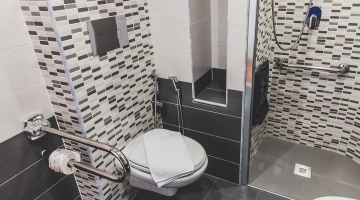 Détail d'une salle de bains aménagée pour les personnes handicapées