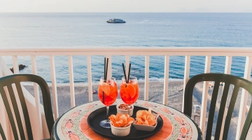 Apéritif sur le balcon donnant sur la mer