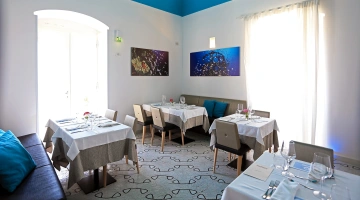 Tavoli apparecchiati al ristorante