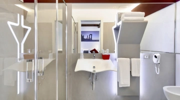 Bagno con box doccia e phon