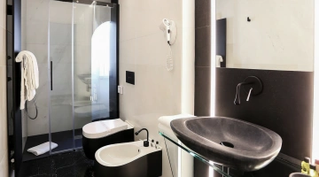 Bagno di design con box doccia