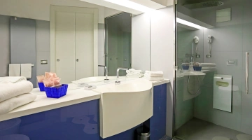 Bagno di una camera con box doccia