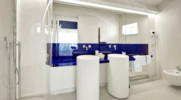 Bagno con doppio lavabo e phon