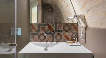 Bagno privato con phon a parete