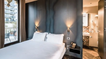 Camera con balcone arredato