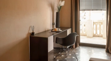 Camera con scrivania e balcone privato