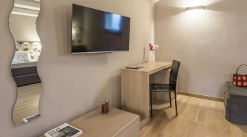 Scrivania e Tv sat in stanza