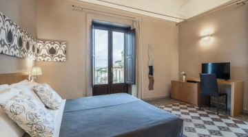 Camera con balcone e scrivania