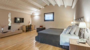 Stanza matrimoniale con travi a vista