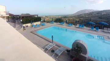 Piscina con solarium