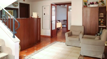 Hall con banco reception