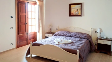 Stanza con letto matrimoniale