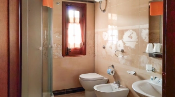 Bagno con box doccia