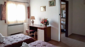 Camera doppia con scrivania e bagno