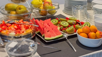 Frutta fresca al buffet della colazione