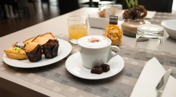 Tavolo allestito a colazione