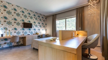 Camera con letto matrimoniale e scrivania