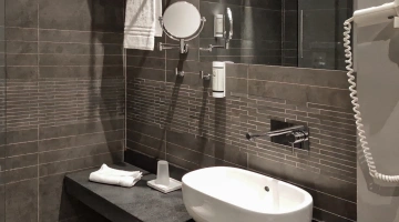 Bagno di una camera con phon