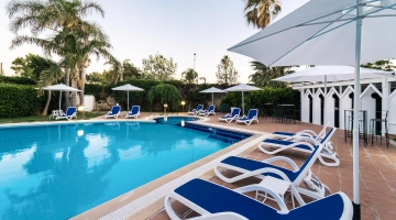 Piscina con solarium attrezzato