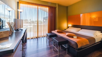 Camera matrimoniale con TV e balcone privato