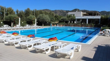 Außenansicht des Gebäudes und des Schwimmbads